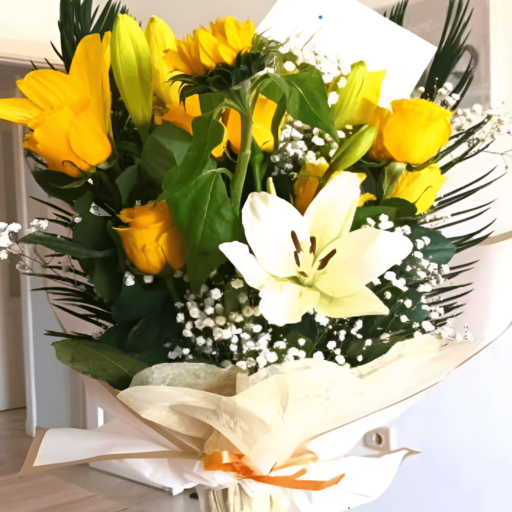 Strauß in warmen Gelbtönen mit Rosen, Sonnenblumen und Lilien