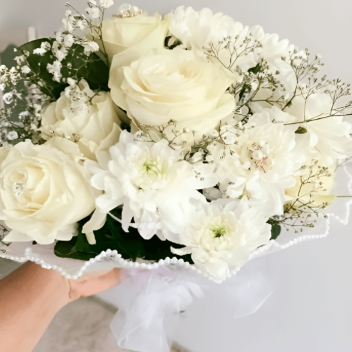 Strauß aus weißen Rosen, Nelken und Chrysanthemen